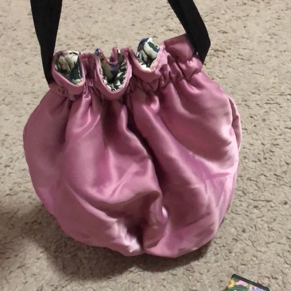 Gucci Flora Satin Pouch & Perfume Gift Set - Picture 8 of 9